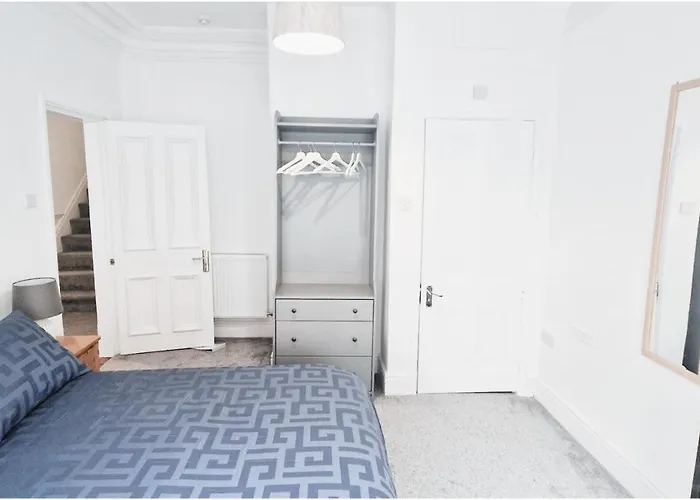 Double Room In Modern House Near Nottingham