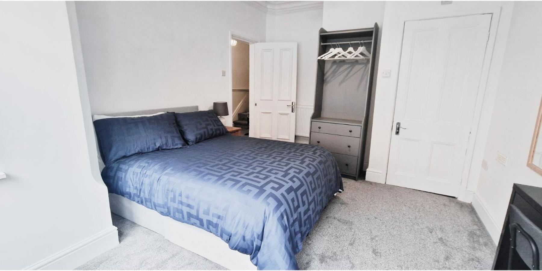Double In Modern House Near * Nottingham