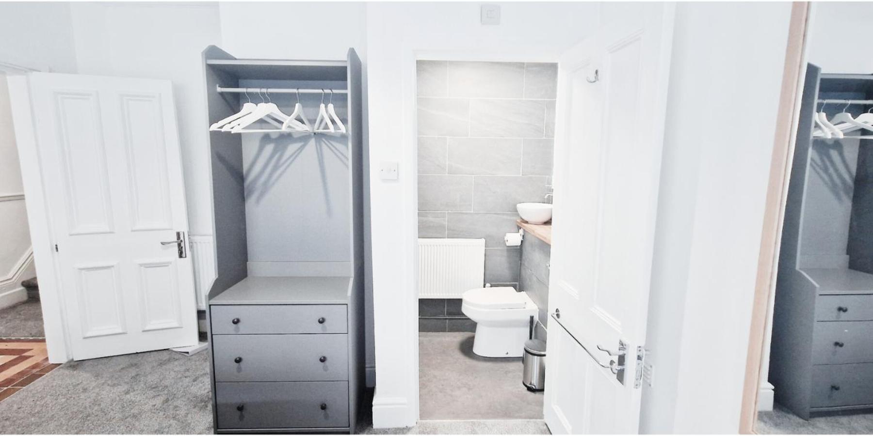 Double In Modern House Near Apartment *