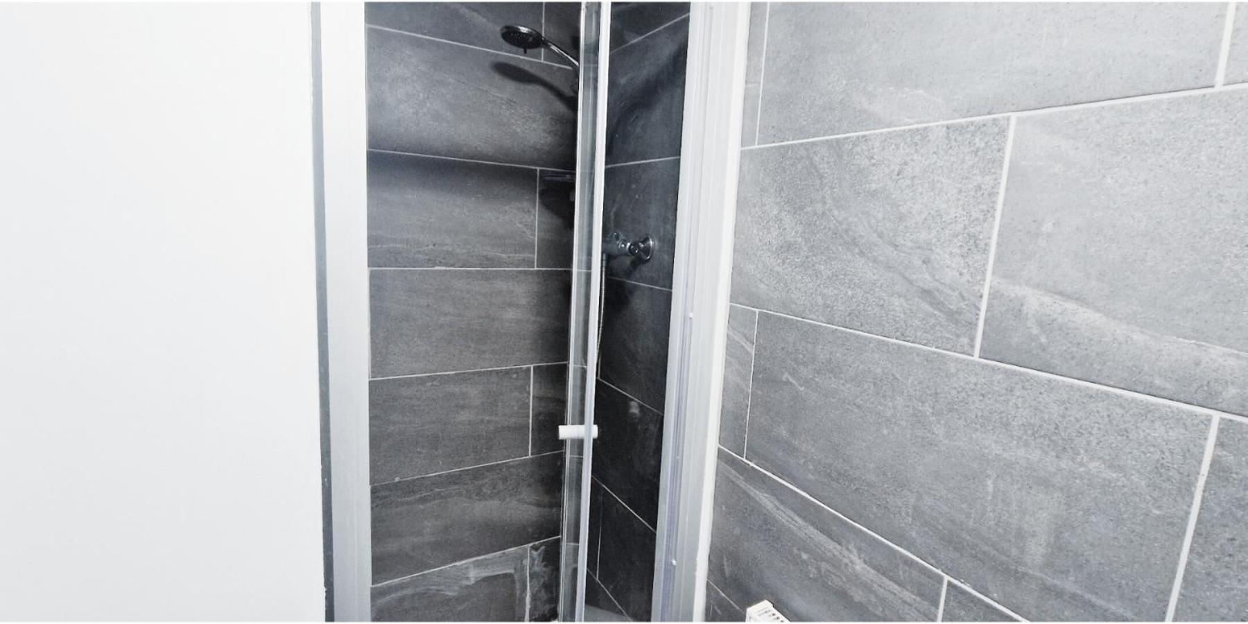 Double In Modern House Near * Nottingham