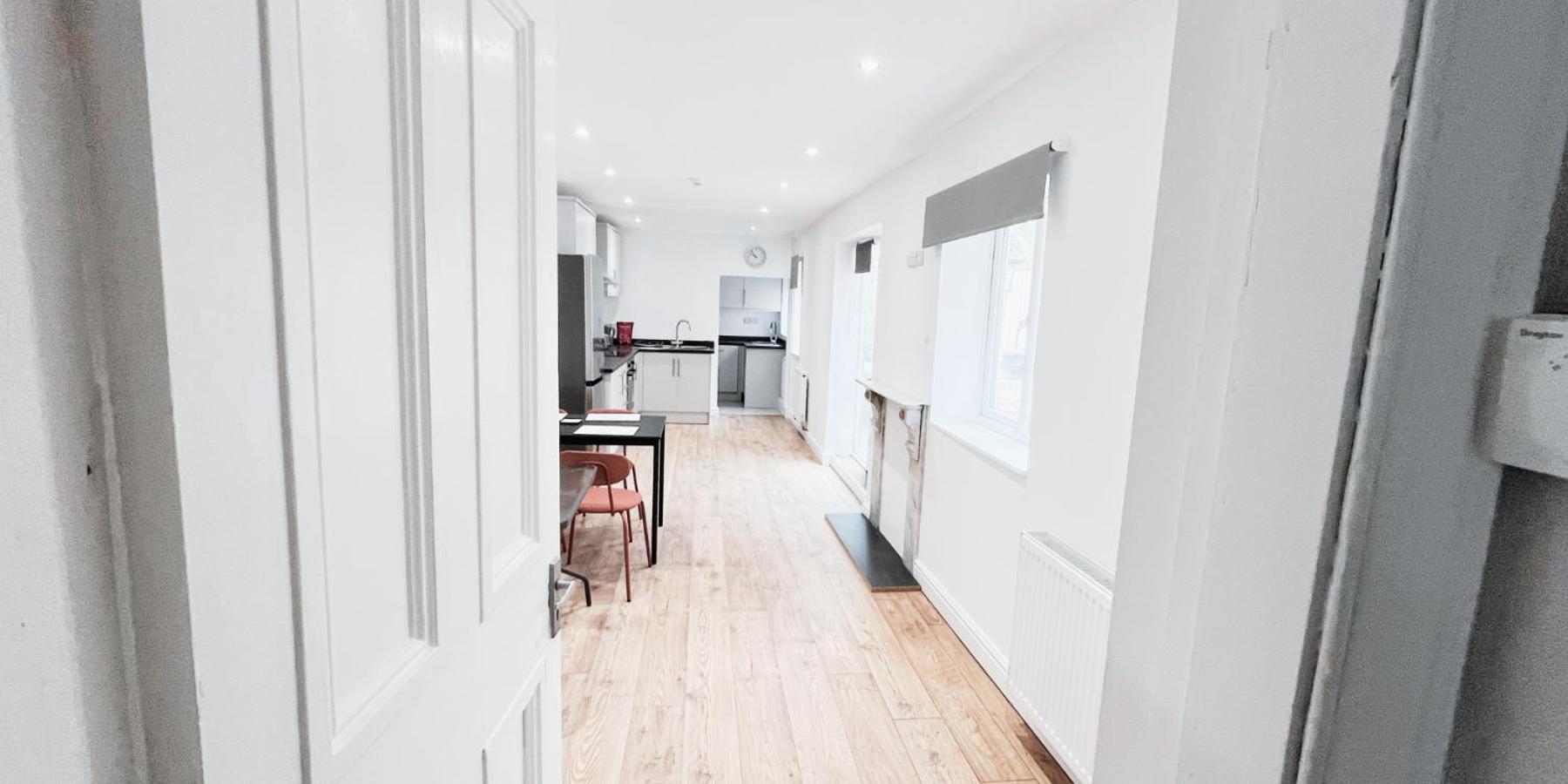 Double In Modern House Near Apartment Nottingham